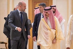 Foreign Minister, French Counterpart Discuss Relations and Regional Developments